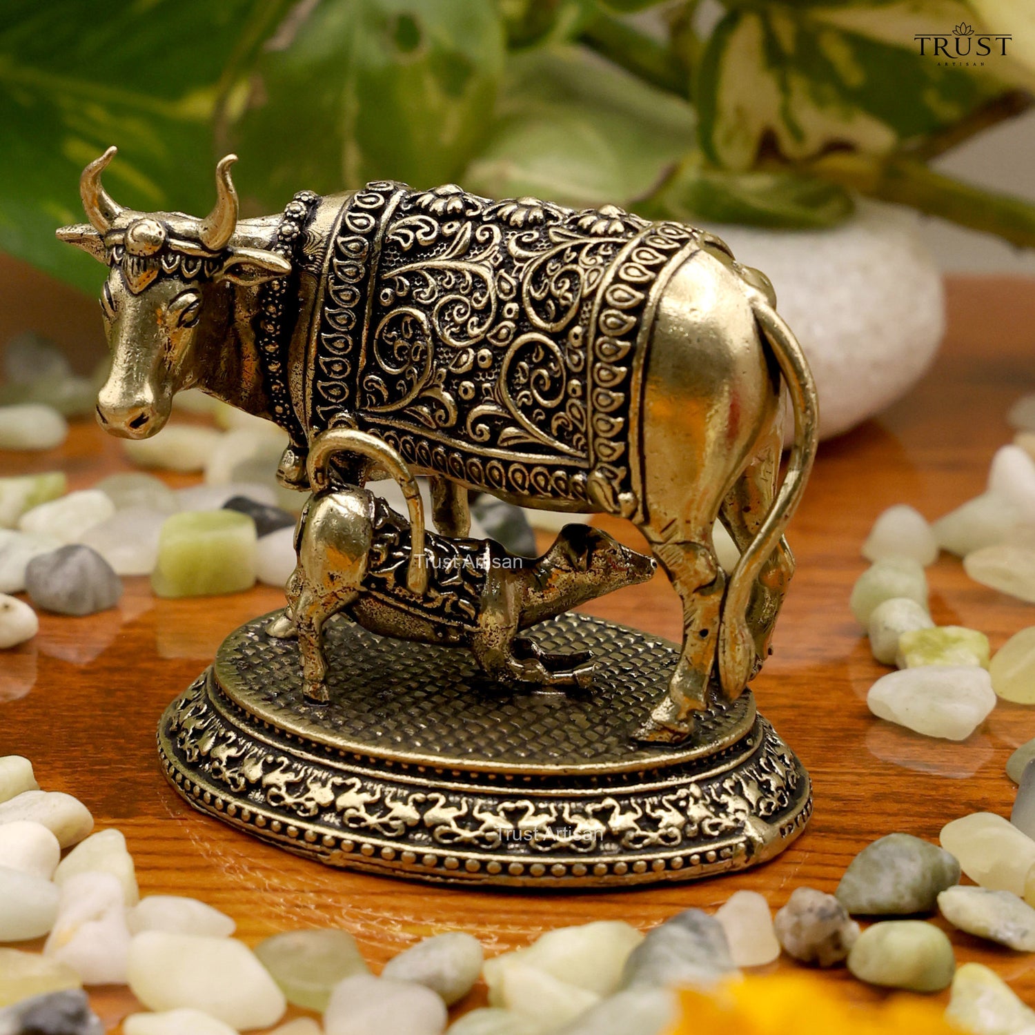 Handcrafted Kamadhenu Cow and Calf 6 Cm Statue,Antique Brass Finish Sacred Symbol of Prosperity, Nurturing & Divine Blessings.
